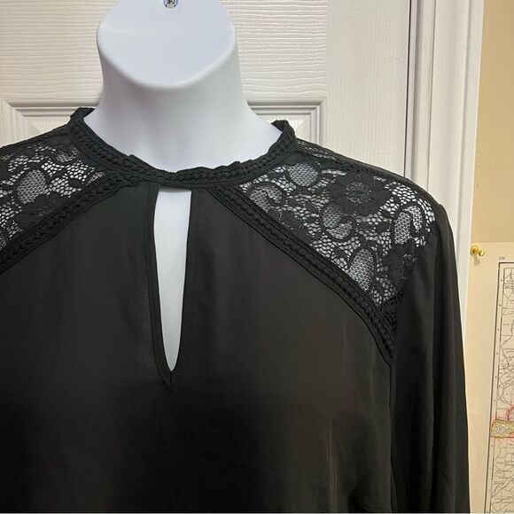 Torrid Chiffon Keyhole Neck Lace Shoulder Bell Sleeves Size 4 Top - Picture 9 of 11